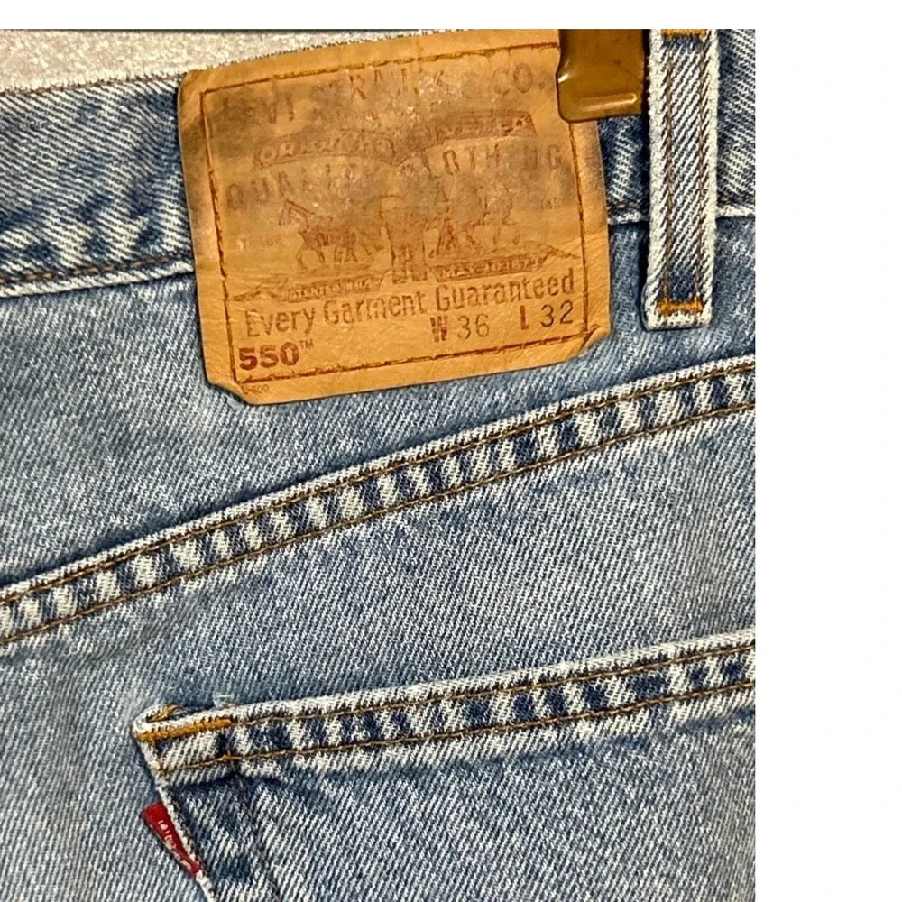 Vintage Levis 550 Mens Relaxed Fit Cut Off Frayed Hem Light Wash Jeans 36x28